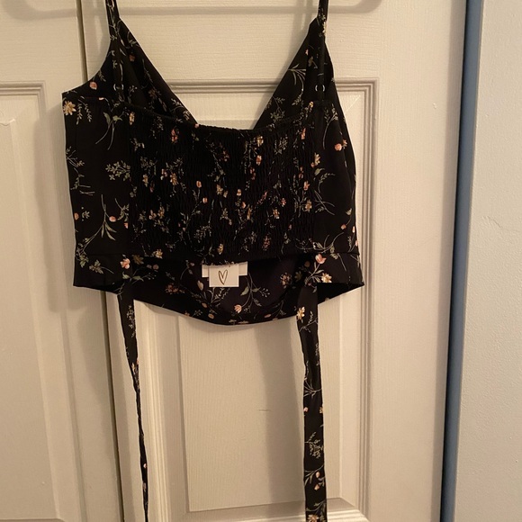 Black floral print cropped tank top. - Picture 2 of 7